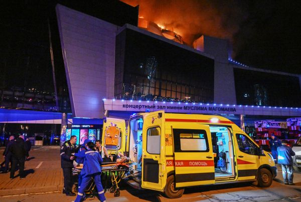 Paramedics helping an injured woman.  - Sputnik International