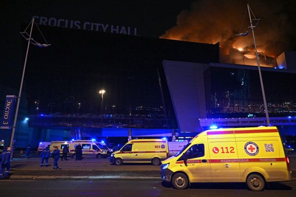 Ambulances gather around the concert hall.  - Sputnik International