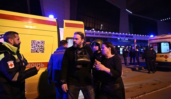 Paramedics talk to survivors and provide basic aid.  - Sputnik International