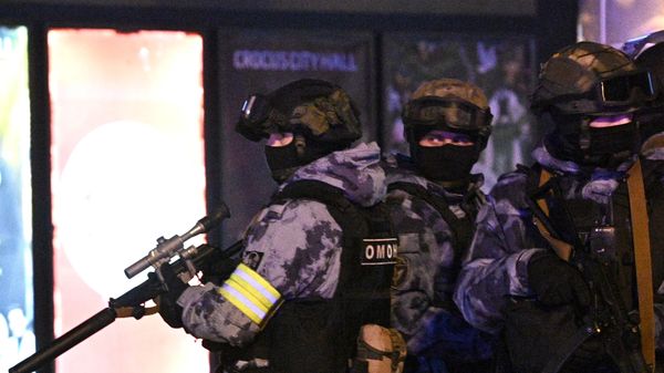 Сотрудники силовых структур у концертного зала Крокус Сити Холл, где произошла стрельба - Sputnik International