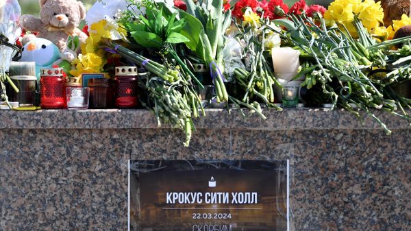 Paying tribute to victims of the Crocus City Hall terrorist attack. March 23, 2024. - Sputnik International