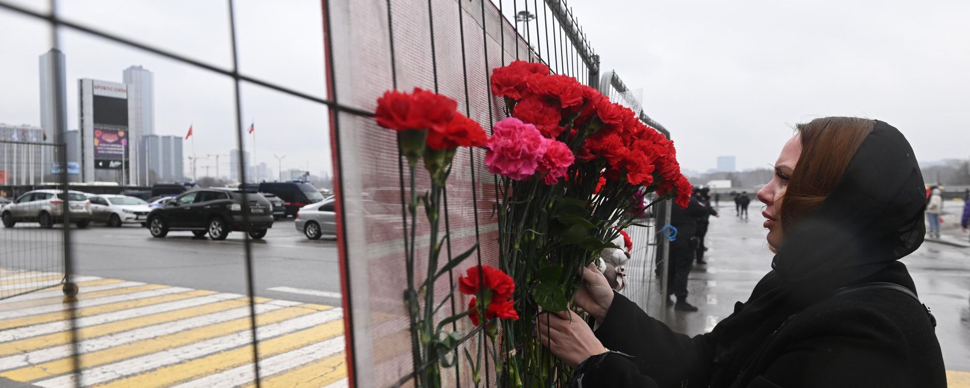 People laying flowers to commemorate the victims of the terrorist attack on the Crocus City Hall concert venue in Krasnogorsk outside Moscow, Russia. People laying flowers to commemorate the victims of the terrorist attack on the Crocus City Hall concert venue in Krasnogorsk outside Moscow, Russia. - Sputnik International, 1920, 23.03.2024