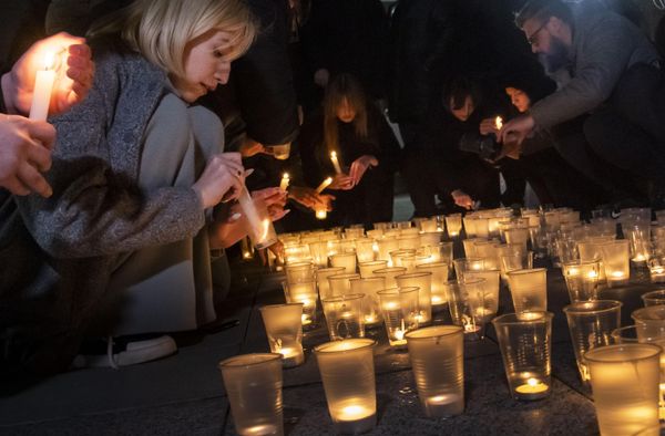 People lighting candles in memory of the victims of the heinous terrorist attack. - Sputnik International