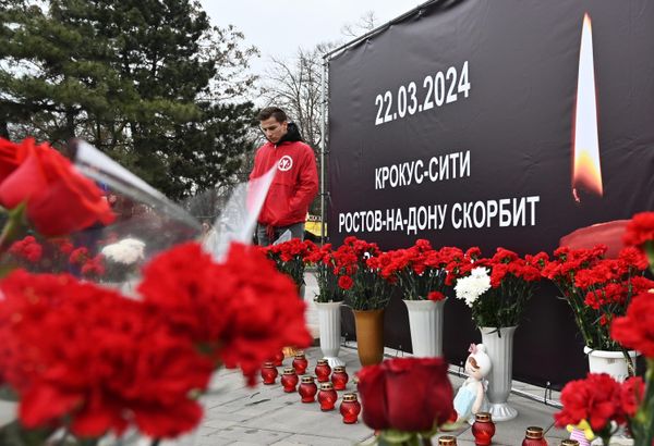 People bringing flowers and toys to a sigil in Rostov-on-Don. The inscription reads: "22.03.2024. Crocus city. Rostov-on-Don mourns". - Sputnik International