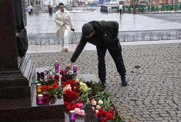 A man laying flowers at the monument "Vladivostok - City of Military Glory" to honor the memory of the victims. Vladivostok, Russia's Far East. - Sputnik International
