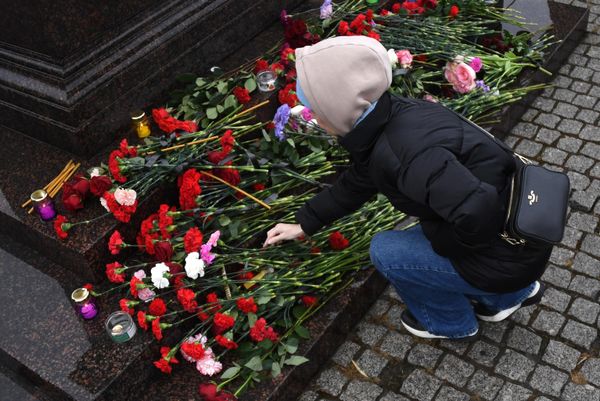 Woman laying flowers at the monument "Vladivostok - City of Military Glory". - Sputnik International