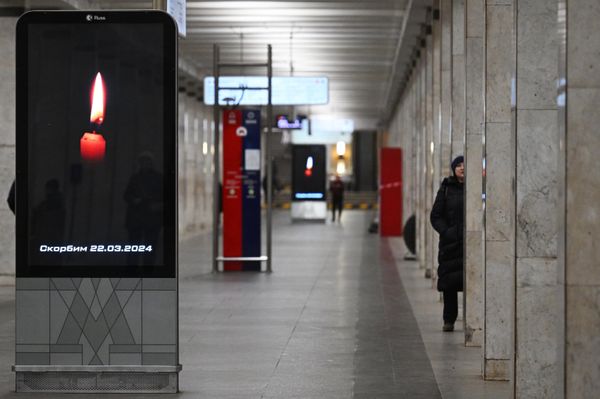 In Moscow subway stations, candles are displayed on information screens. The inscription reads, "We mourn." - Sputnik International