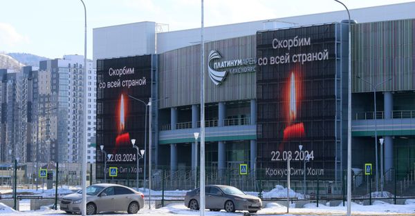 "The whole country mourns," says the text on the screen in the Russian city of Krasnoyarsk. - Sputnik International
