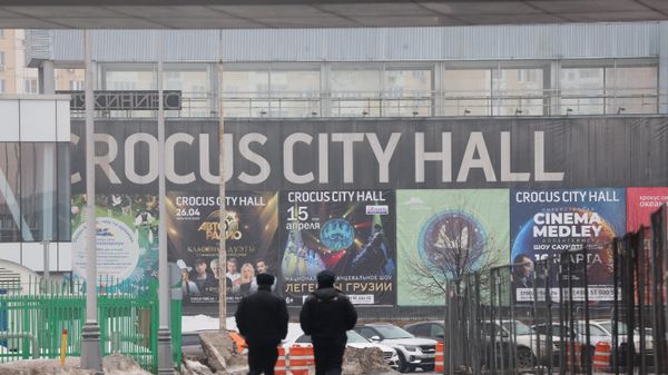 Russian law enforcement officers walk at the site of a gun attack on the Crocus City Hall in Krasnogorsk, outside Moscow, on March 23, 2024.  - Sputnik International