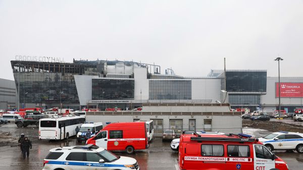 Emergency services personnel and police work at the scene of the gun attack at the Crocus City Hall concert hall in Krasnogorsk, outside Moscow, on March 23, 2024.  - Sputnik International