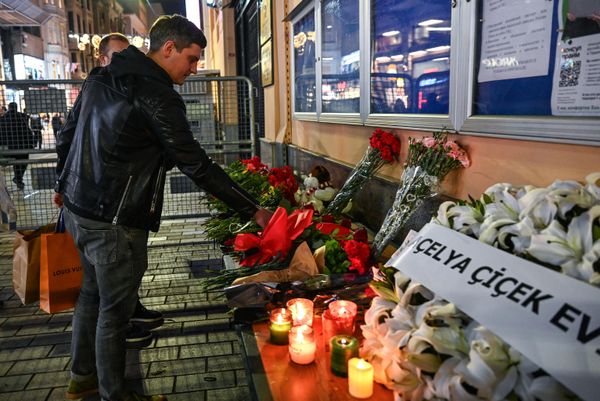 A man lays flowers outside the Russian consulate in Istanbul, Turkiye. - Sputnik International