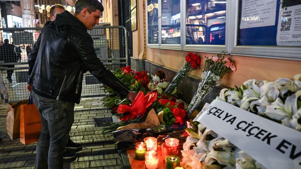 A man lays flowers outside the Russian consulate in Istanbul, Turkiye. - Sputnik International