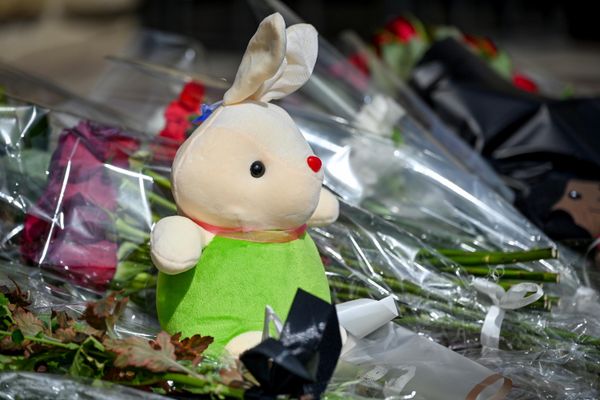 Flowers and toys near the Russian Embassy in Baku, Azerbaijan. - Sputnik International