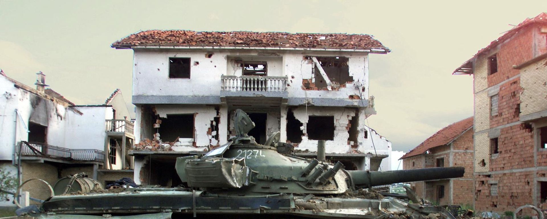 A tank of the Yugoslav Army sits abandoned June 19, 1999 in the eastern Kosovar village of Klina after having been destroyed by NATO air strikes. A tank of the Yugoslav Army sits abandoned June 19, 1999 in the eastern Kosovar village of Klina after having been destroyed by NATO air strikes. - Sputnik International, 1920, 24.03.2024
