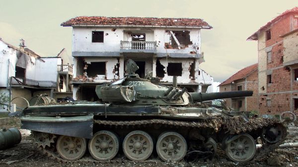  A tank of the Yugoslav Army sits abandoned June 19, 1999 in the eastern Kosovar village of Klina after having been destroyed by NATO air strikes. - Sputnik International