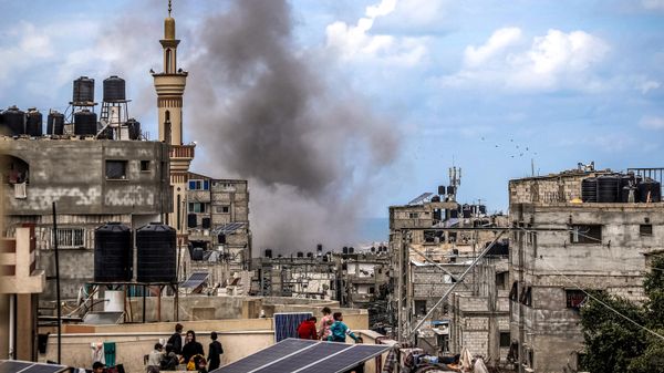 A smoke plume erupts during Israeli bombardment on a building in Rafah in the southern Gaza Strip on March 24, 2024 amid the ongoing conflict between Israel and the militant group Hamas.  - Sputnik International