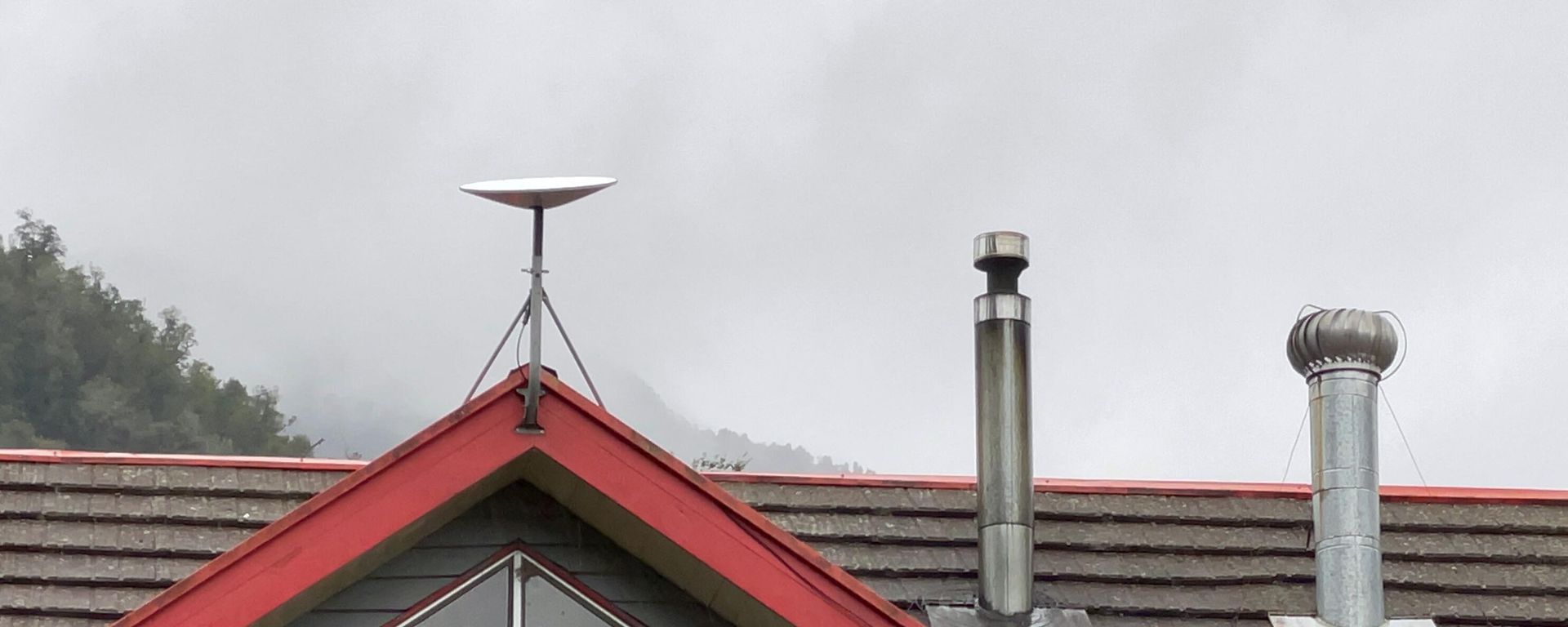 View of an antenna of the Starlink satellite internet at the Jhon F. Kennedy school in Sotomo, Los Lagos Region in southern Chile, on August 8, 2021.  - Sputnik International, 1920, 26.03.2024