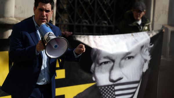A supporter of WikiLeaks founder Julian Assange, Richard Burgon, the Labour Party MP for Leeds East, speaks outside The Royal Courts of Justice, Britain's High Court, in central London on March 26, 2024. A supporter of WikiLeaks founder Julian Assange, Richard Burgon, the Labour Party MP for Leeds East, speaks outside The Royal Courts of Justice, Britain's High Court, in central London on March 26, 2024. - Sputnik International