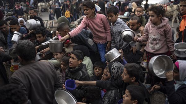 Palestinians line up for a free meal in Rafah, Gaza Strip, Thursday, Dec. 21, 2023. International aid agencies say Gaza is suffering from shortages of food, medicine and other basic supplies as a result of the two and a half month war between Israel and Hamas - Sputnik International