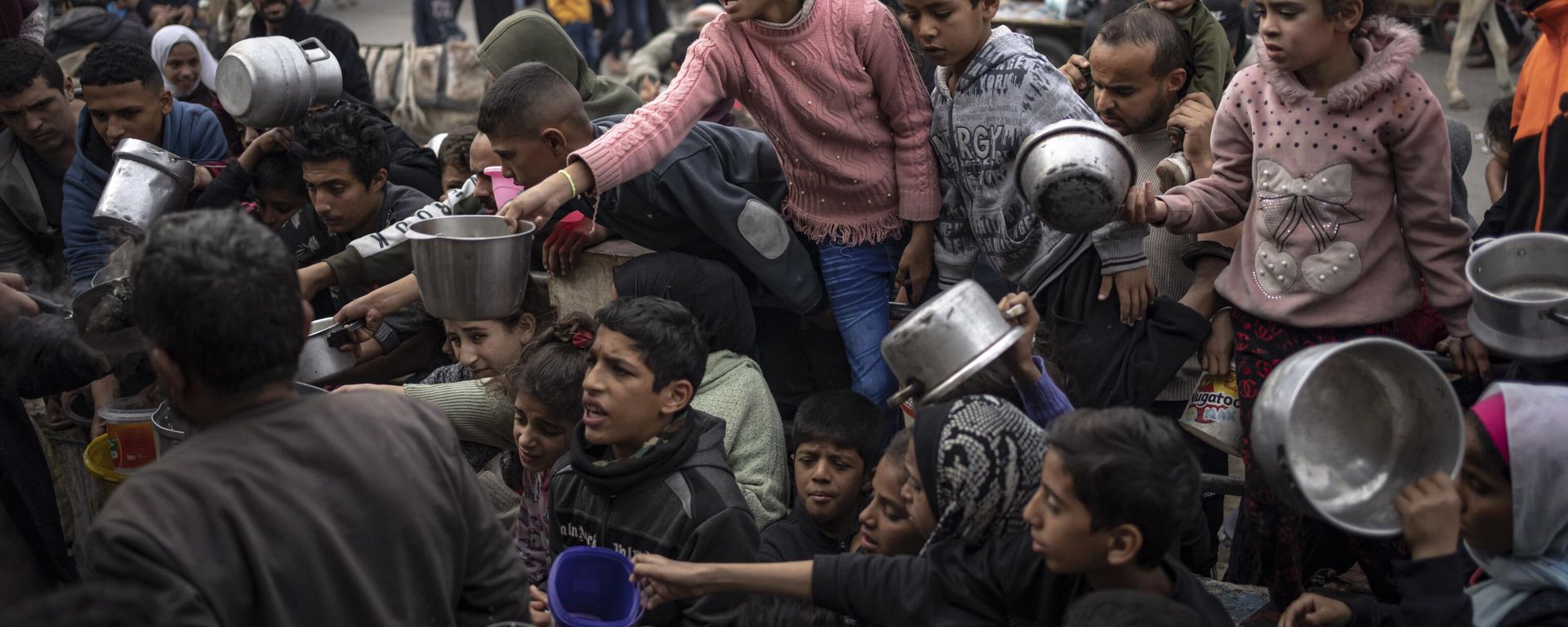 Palestinians line up for a free meal in Rafah, Gaza Strip, Thursday, Dec. 21, 2023. International aid agencies say Gaza is suffering from shortages of food, medicine and other basic supplies as a result of the two and a half month war between Israel and Hamas - Sputnik International, 1920, 14.04.2024