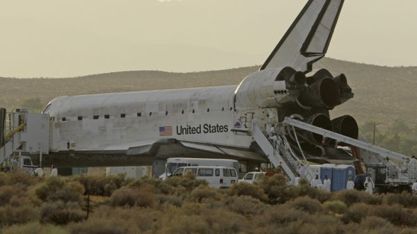 Ground crew members ascend a ladder at the stern after the space shuttle Discovery lands at Edwards Air Force Base, Calif., and the NASA Dryden Flight Research Center, Friday, Sept. 11, 2009 - Sputnik International