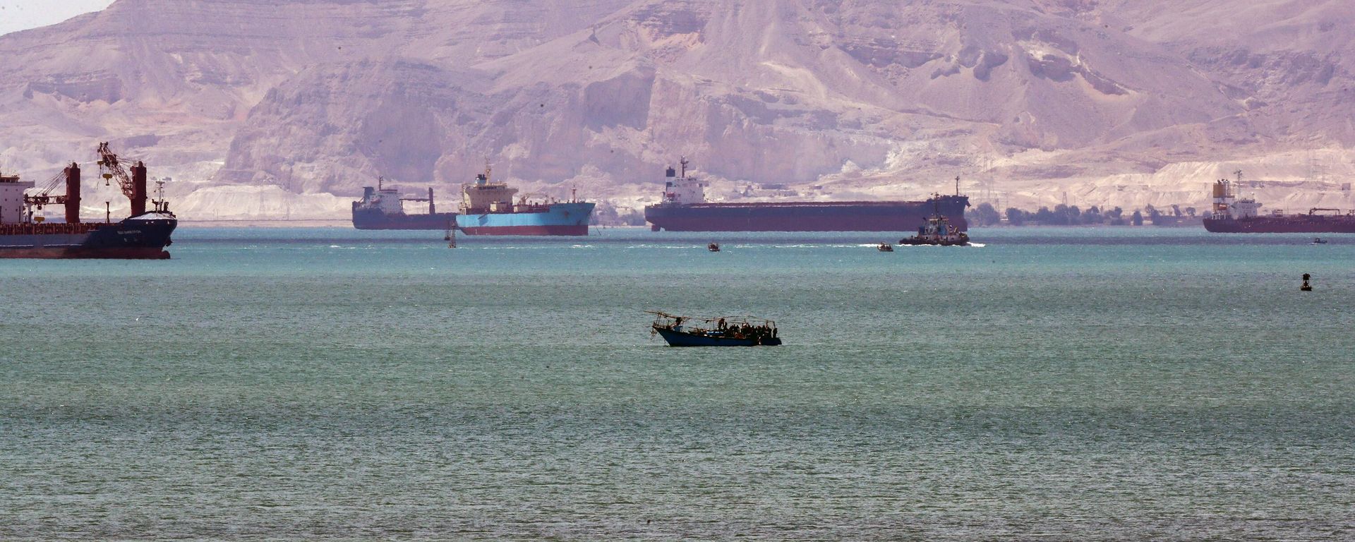 Vessels waiting to pass through the Suez Canal are seen, in Egypt - Sputnik International, 1920, 07.05.2024
