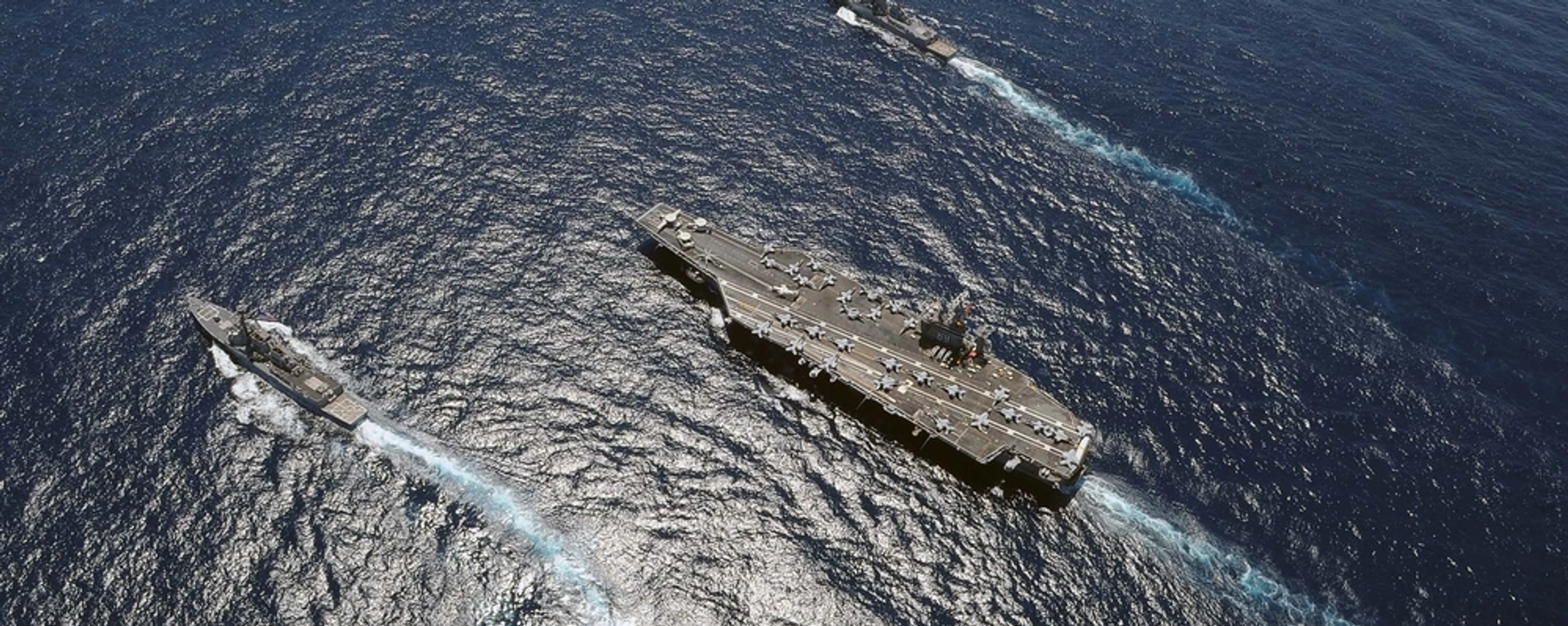 Guided-missile destroyers USS Jason Dunham (DDG 109) and USS Farragut (DDG 99) sail alongside Nimitz-class aircraft carrier USS Dwight D. Eisenhower (CVN 69). File photo. - Sputnik International, 1920, 27.03.2024