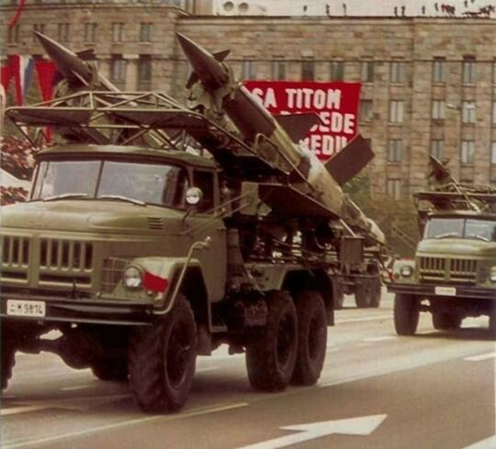 Yugoslav S-125 Neva surface-to-air missile systems like the one used to shoot down the F-117 stealth fighter on parade. Screengrab from video. - Sputnik International, 1920, 27.03.2024