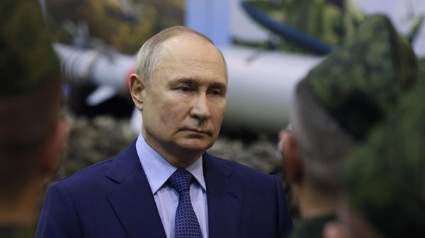 Russian President Vladimir Putin talks to military pilots as he visits the State Centre for Deployment and Retraining of Flight Personnel of the Russian Defence Ministry in Torzhok, Tver region, Russia. - Sputnik International