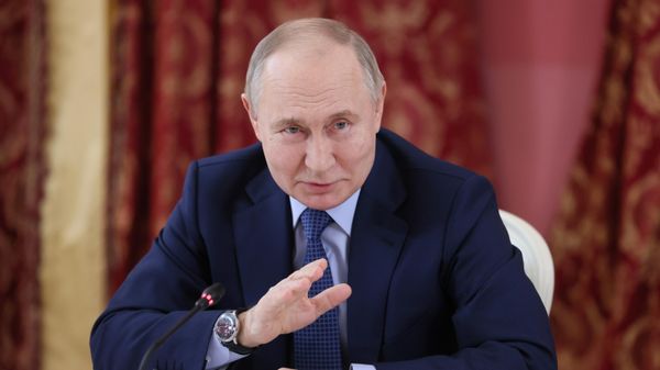 Russian President Vladimir Putin attends a meeting with culture professionals of the Tver region at the Pozharsky's Hotel museum complex in Torzhok, Tver region, Russia. - Sputnik International