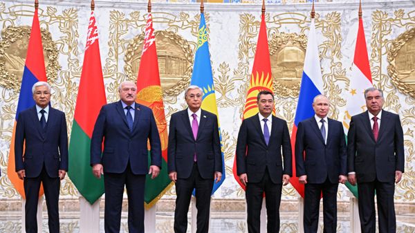 From left, CSTO Secretary General Imangali Tasmagambetov, Belarus' President Alexander Lukashenko, Kazakhstan's President Kassym-Jomart Tokayev, Kyrgyzstan's President Sadyr Japarov, Russia's President Vladimir Putin and Tajikistan's President Emomali Rahmon pose for a family photo before a summit of the CSTO Collective Security Council, in Minsk, Belarus. - Sputnik International
