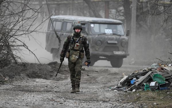 A Russian military engineer from the Battlegroup Tsentr of Russia's Central Military District on a mission in Avdeyevka. - Sputnik International