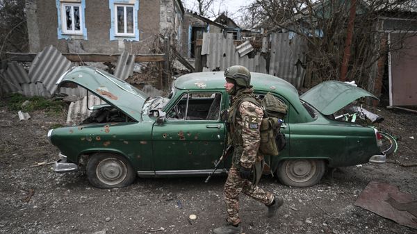 A soldier from Russia's Battlegroup Tsentr engaged in a clearing operation in the Avdeyevka area - Sputnik International