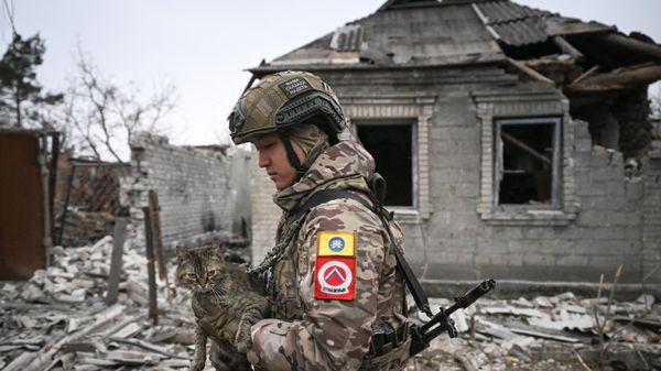 A soldier from Russia's Battlegroup Tsentr engaged in a clearing operation in the Avdeyevka area - Sputnik International