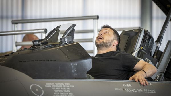 Ukrainian President Volodymyr Zelensky sits in a F-16 fighter jet in the hangar of the Skrydstrup Airbase in Vojens, northern Denmark, on August 20, 2023. - Sputnik International