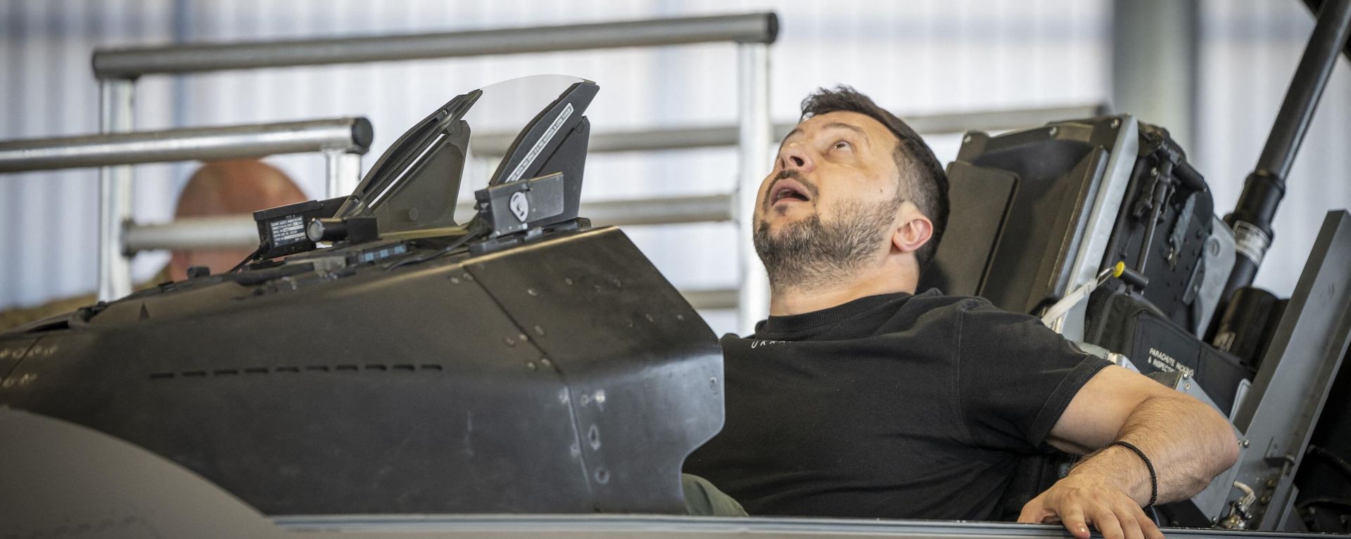 Ukrainian President Volodymyr Zelensky sits in a F-16 fighter jet in the hangar of the Skrydstrup Airbase in Vojens, northern Denmark, on August 20, 2023. - Sputnik International, 1920, 28.03.2024
