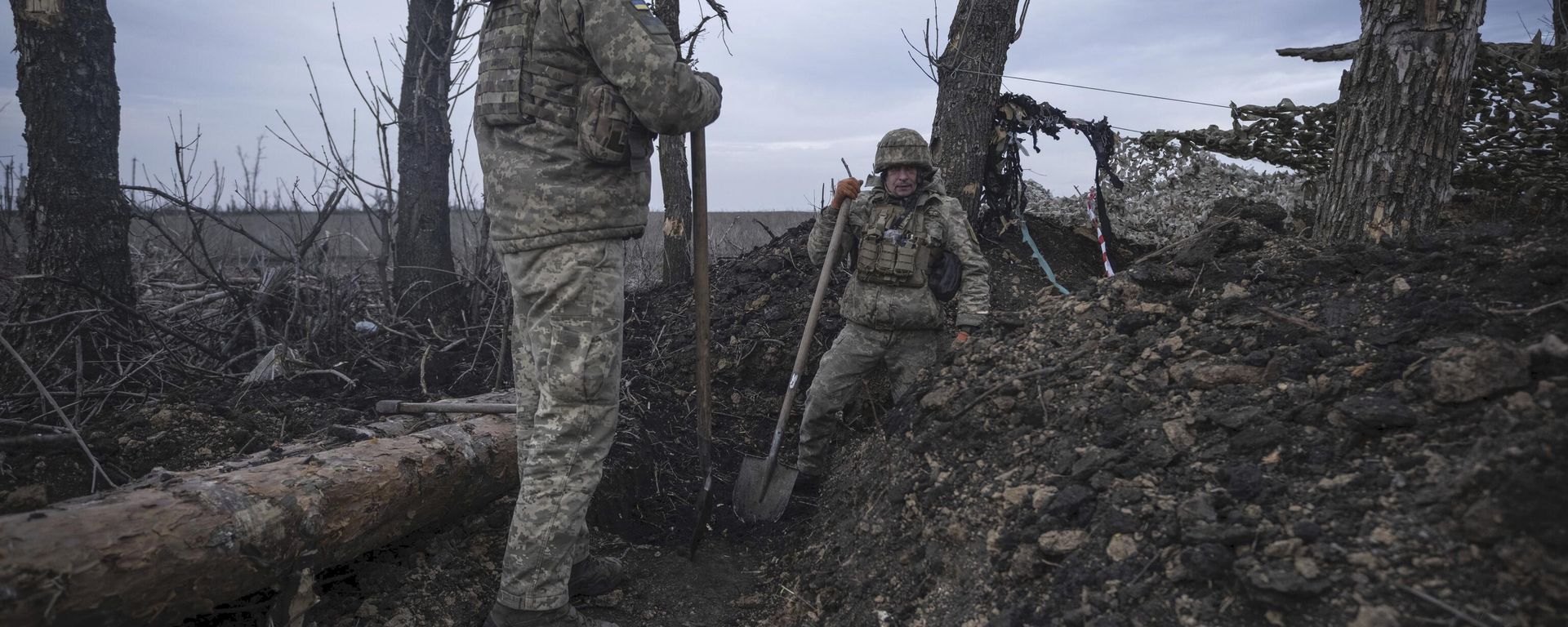 Ukrainian soldiers dig a trench on the front-line, Monday, March 18, 2024 - Sputnik International, 1920, 29.03.2024