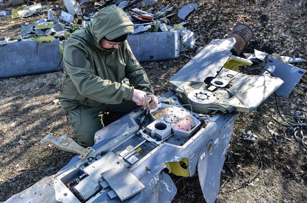 A Russian specialist dismantles a downed Anglo-French Storm Shadow missile. - Sputnik International