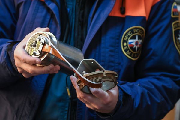 A Russian specialist for the first time shows a live fuse of an Anglo-French Storm Shadow missile. - Sputnik International