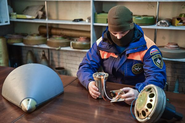 A Russian specialist shows the head fairing and fuse of an Anglo-French Storm Shadow missile. - Sputnik International