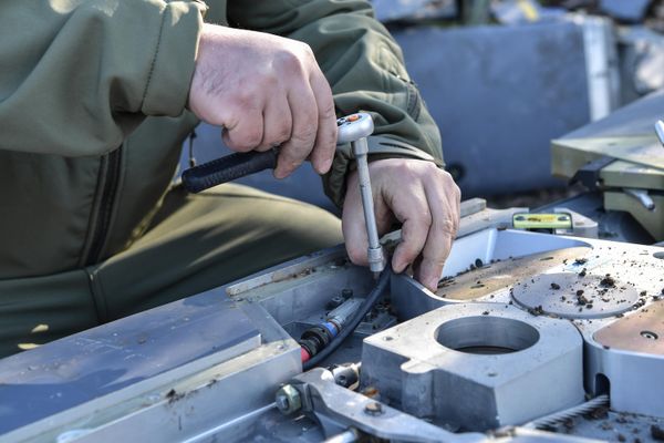 A Russian specialist dismantles a downed Anglo-French Storm Shadow missile. - Sputnik International