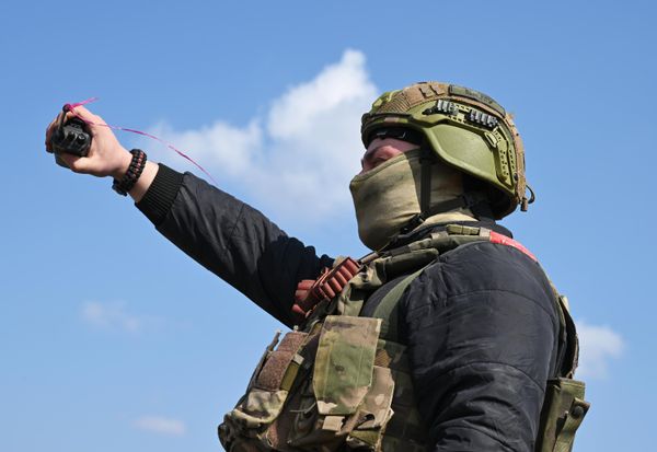 A Supercam UAV operator from Russia's Battlegroup Tsentr in control of a combat drone. - Sputnik International