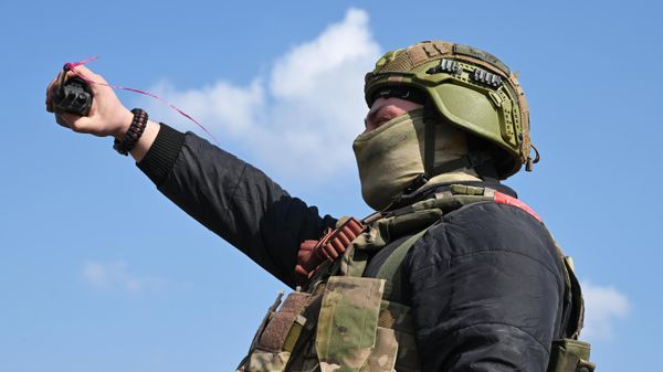 A Supercam drone operator from Russia's Battlegroup Tsentr in control of the unmanned aerial vehicle (UAV) - Sputnik International