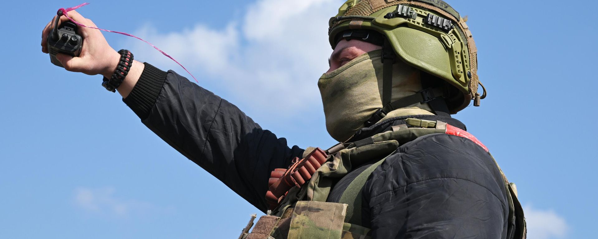 A Supercam drone operator from Russia's Tsentr Battlegroup in control of the unmanned aerial vehicle (UAV) - Sputnik International, 1920, 31.03.2024