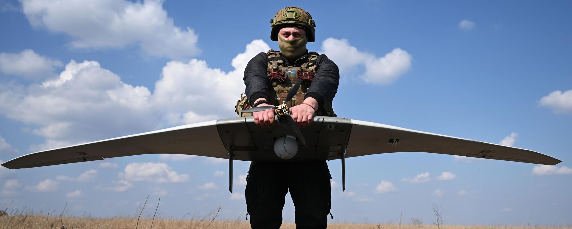 A Russian soldier preparing a Supercam drone for launch - Sputnik International, 1920, 29.03.2024