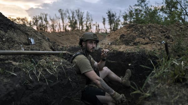 Украинский солдат в окопе под Артемовском - Sputnik International