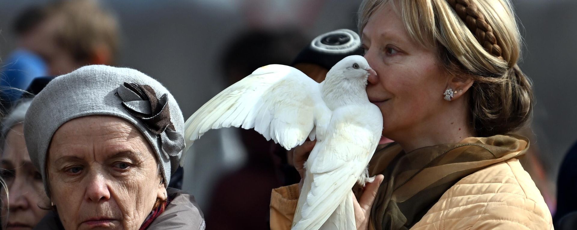 A woman holds a white dove during a requiem liturgy for the victims of the terrorist attack at Crocus City Hall. A woman holds a white dove during a requiem liturgy for the victims of the terrorist attack at Crocus City Hall. - Sputnik International, 1920, 30.03.2024