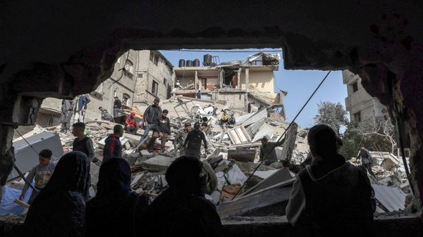 Palestinians check the rubble of buildings that were destroyed following overnight Israeli bombardment in Rafah, in the southern Gaza Strip, on March 27, 2024, amid the ongoing conflict between Israel and the Palestinian militant group Hamas. - Sputnik International
