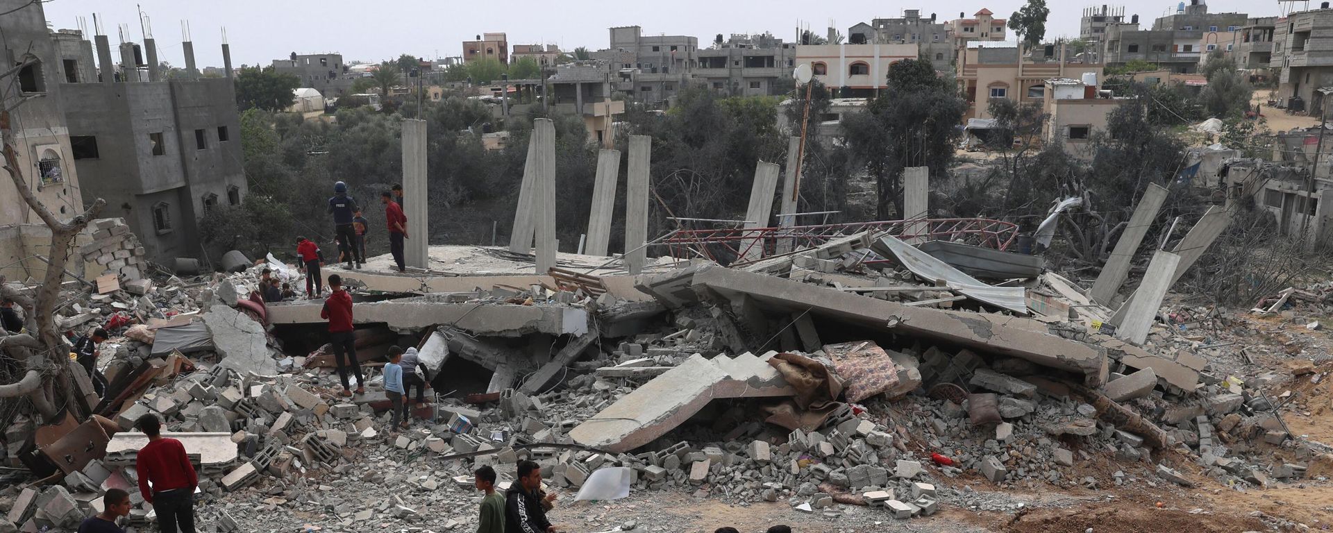 Palestinians inspect the damage to a building after overnight Israeli bombardment in Rafah in the southern Gaza Strip on March 29, 2024, amid the ongoing conflict between Israel and the militant group Hamas. - Sputnik International, 1920, 29.04.2024