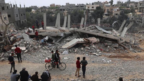 Palestinians inspect the damage to a building after overnight Israeli bombardment in Rafah in the southern Gaza Strip on March 29, 2024, amid the ongoing conflict between Israel and the militant group Hamas. - Sputnik International